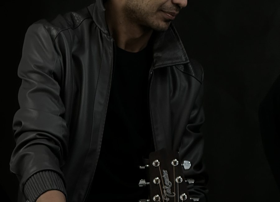 Baxtiyor Rahmon gitara bilan