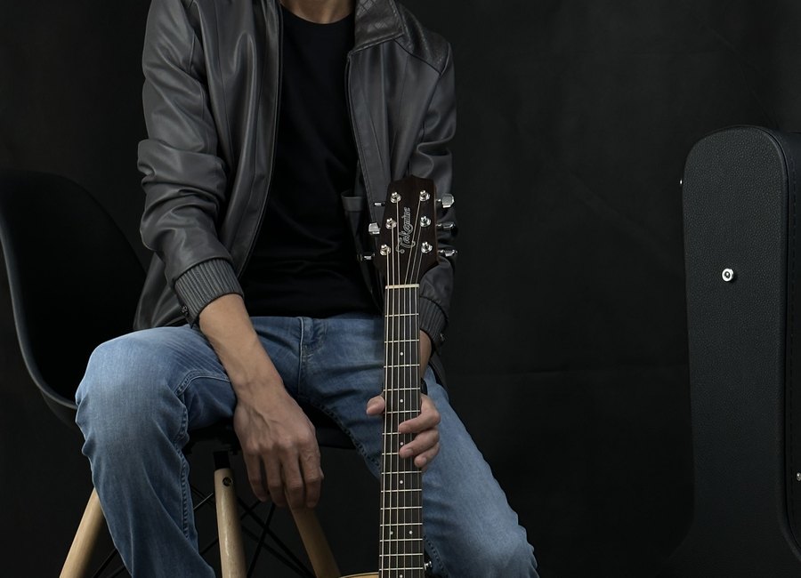 Baxtiyor Rahmon gitara bilan sahnada